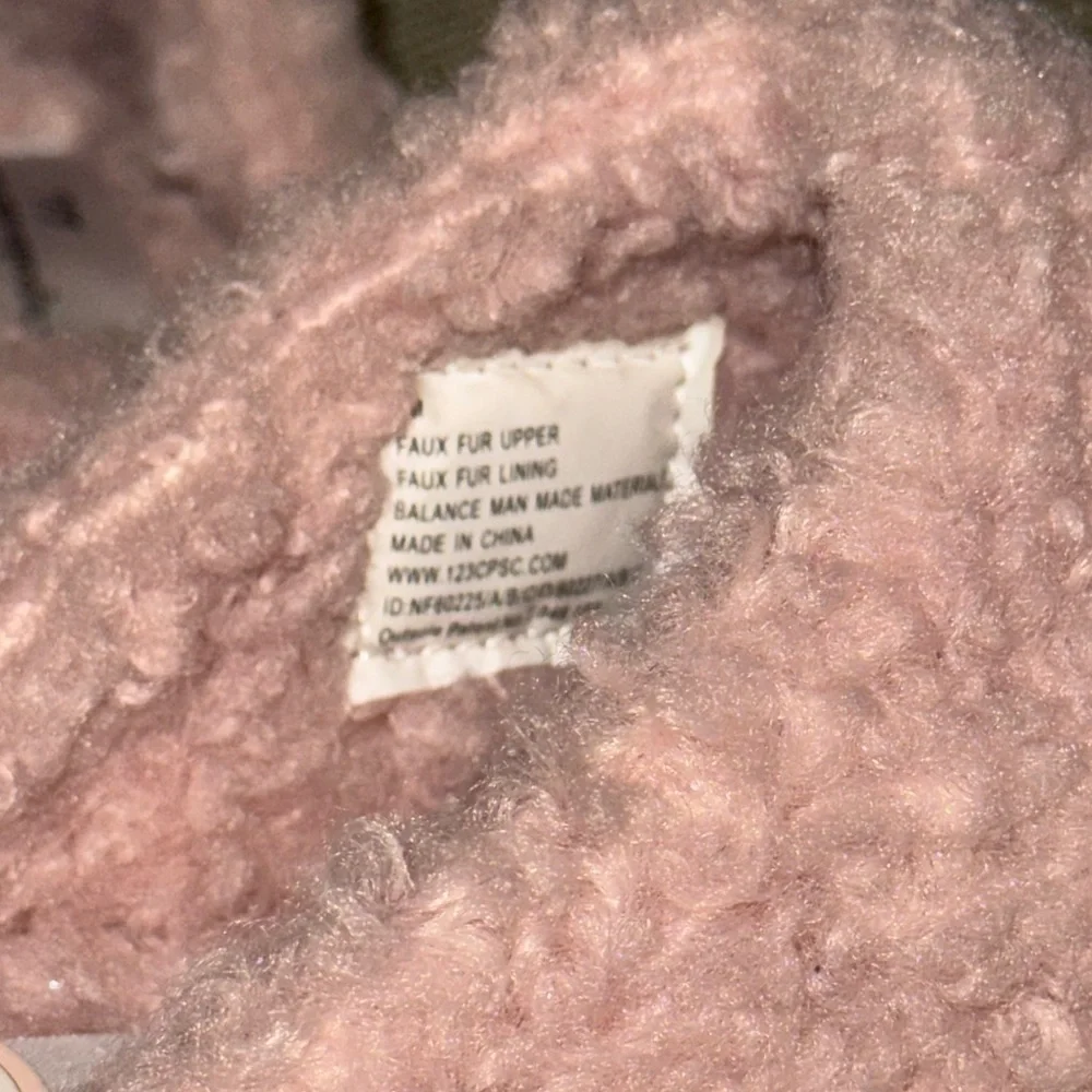 NWT CUPCAKES & CASHMERE KIDS Cozy Pink Slippers Shoes FAUX FUR UPPER (SIZE 3)